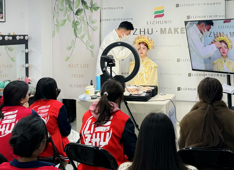 簪花寫真妝容特點(diǎn)，南寧化妝寫真培訓(xùn)學(xué)?？偨Y(jié)