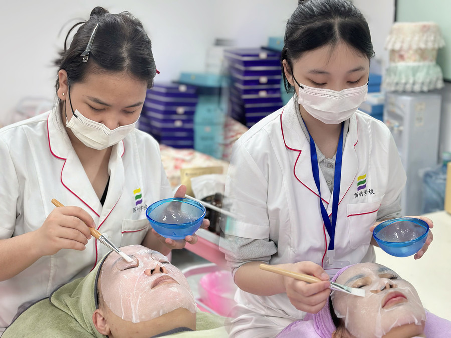 日常面部補(bǔ)水流程，南寧皮膚管理實(shí)訓(xùn)