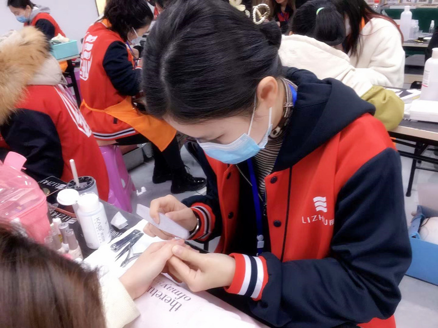 打磨甲面的作用？南寧美甲培訓班技能分享