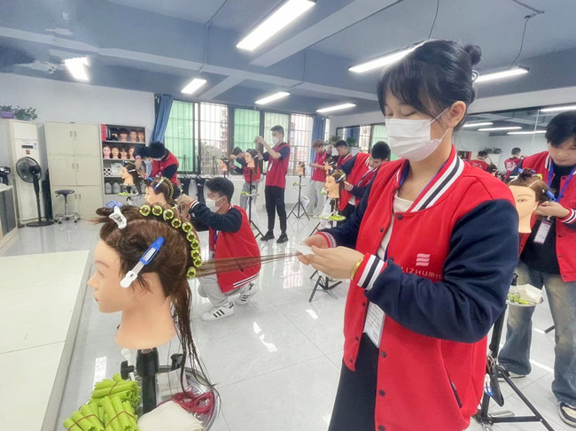 國際標(biāo)準(zhǔn)卷杠考核，南寧燙染剪技術(shù)進(jìn)修班課堂