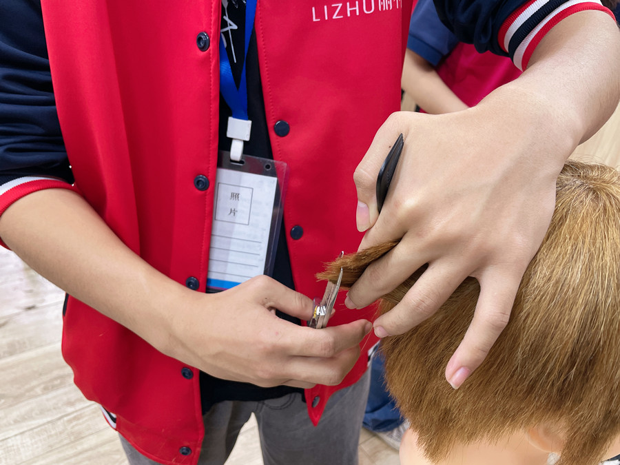 如何準確定位側(cè)面頭發(fā)的落點？廣西學剪發(fā)