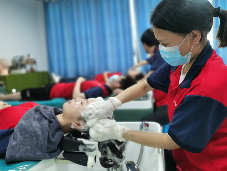 洗頭打泡沫的作用，南寧專(zhuān)業(yè)洗護(hù)教