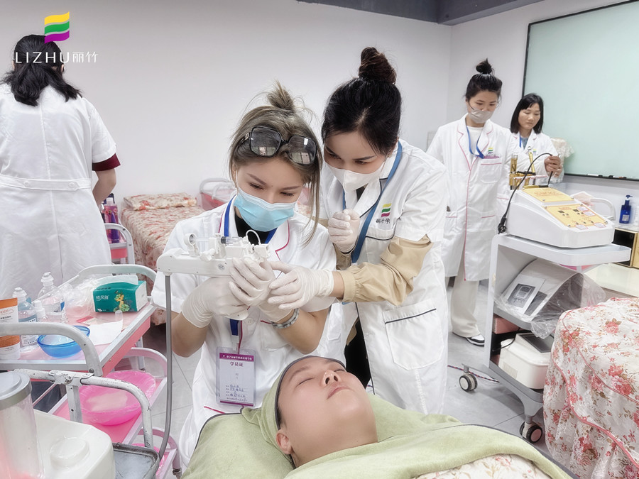 學(xué)美容儀器的基礎(chǔ)，南寧美容學(xué)校一對(duì)一教學(xué)