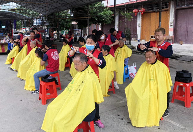 廣西美發(fā)志愿者服務隊深入城鎮(zhèn)進行義剪