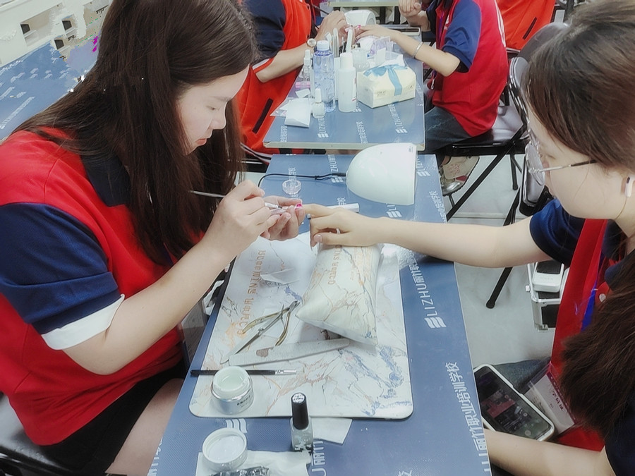 廣西美甲基礎培訓班升班考核課堂