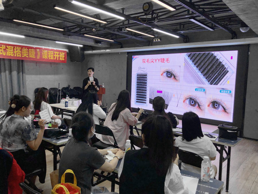南寧美甲美睫培訓學?！痘ㄊ交齑蠲澜蕖氛n程開班