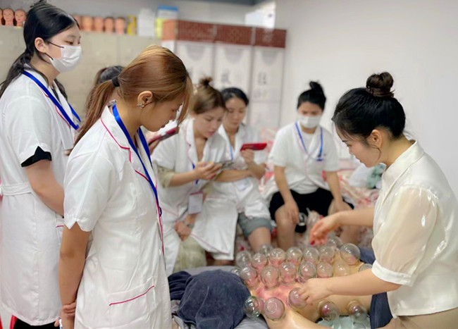 拔罐的操作流程，南寧美容美體課堂手法示范