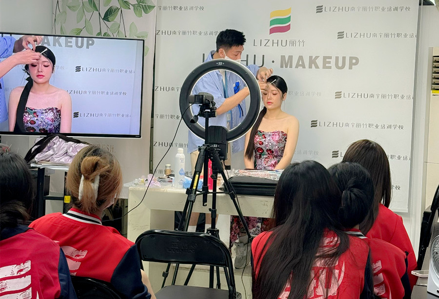 新中式禮服新娘造型特點(diǎn)，廣西新娘妝跟妝課程