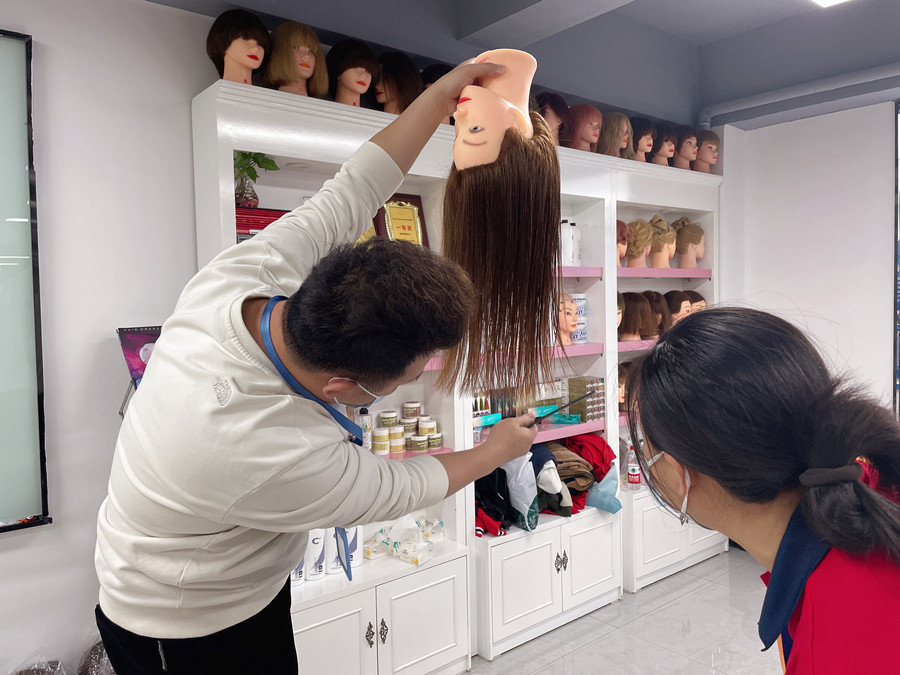 長碎發(fā)怎么剪？南寧剪發(fā)理發(fā)培訓(xùn)學(xué)校課件