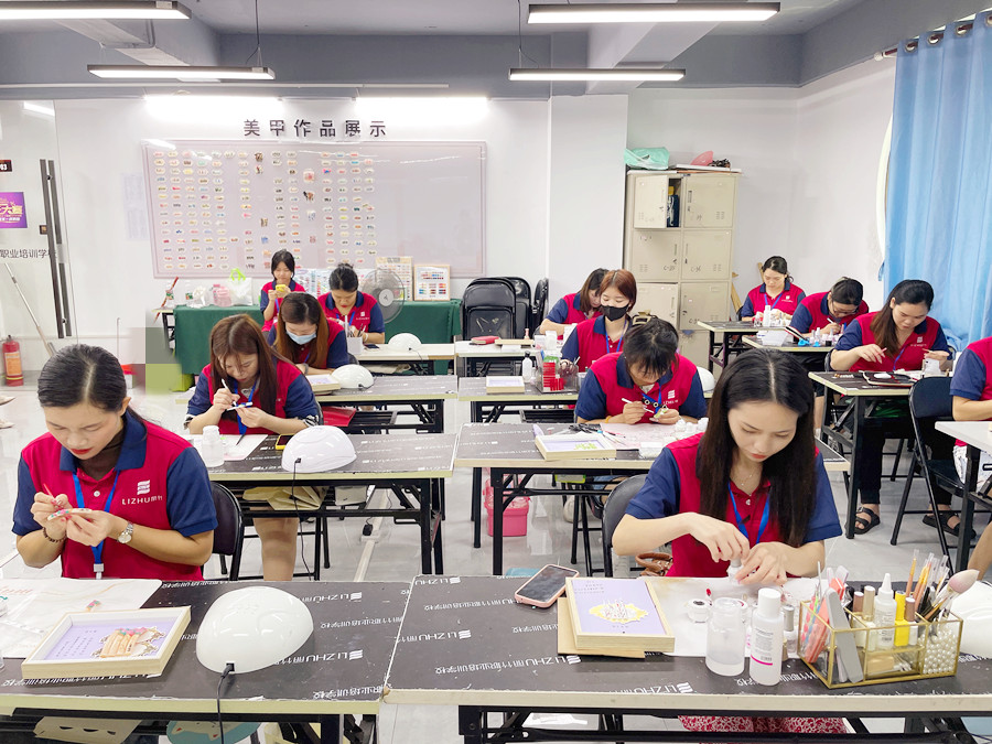 跳色美甲的特點(diǎn)，南寧美甲培訓(xùn)品牌詳解