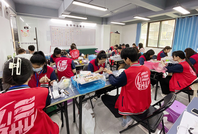 廣西美甲真人實(shí)操---手繪荷花美甲