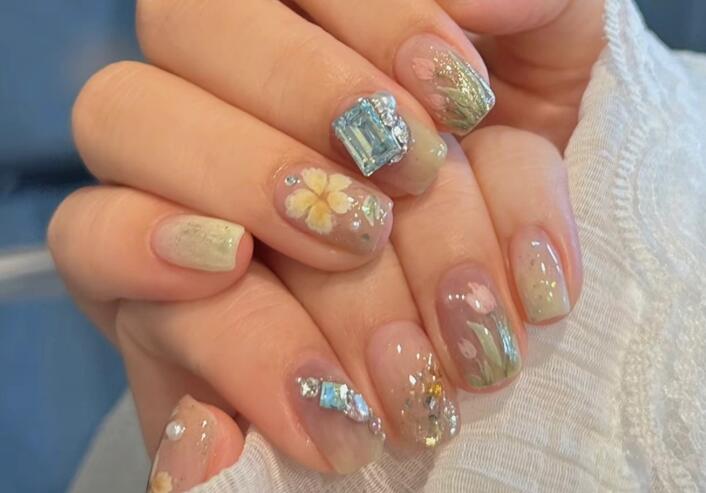 夏日彩繪花朵美甲，南寧美甲造型去哪學(xué)？