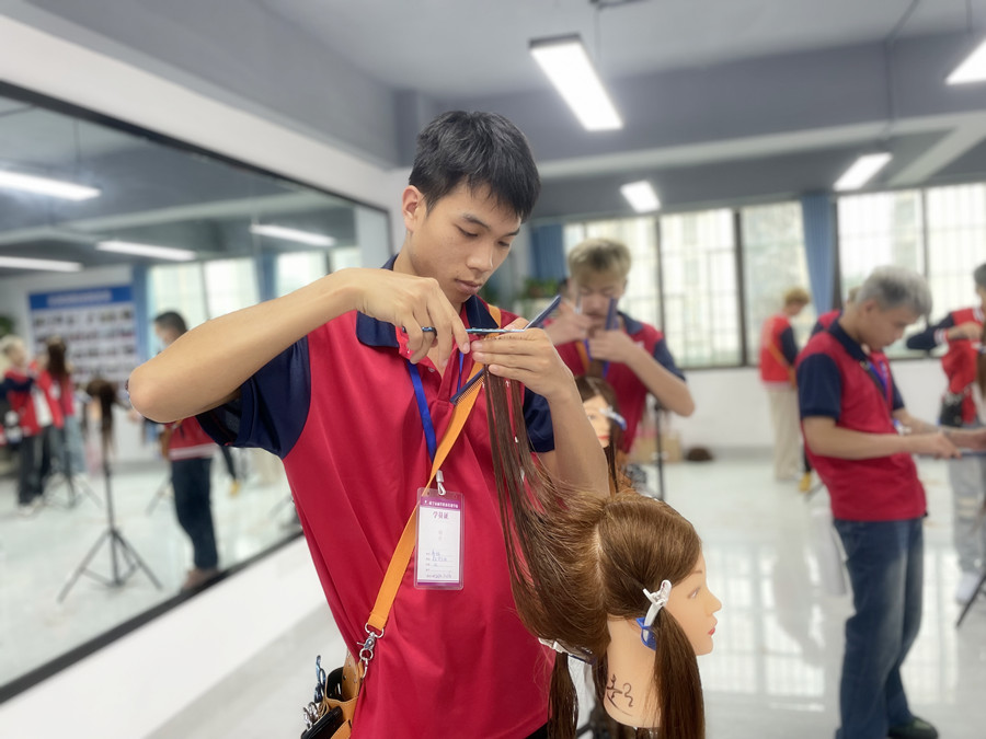 南寧美發(fā)基礎學校：牙剪是干嘛的？