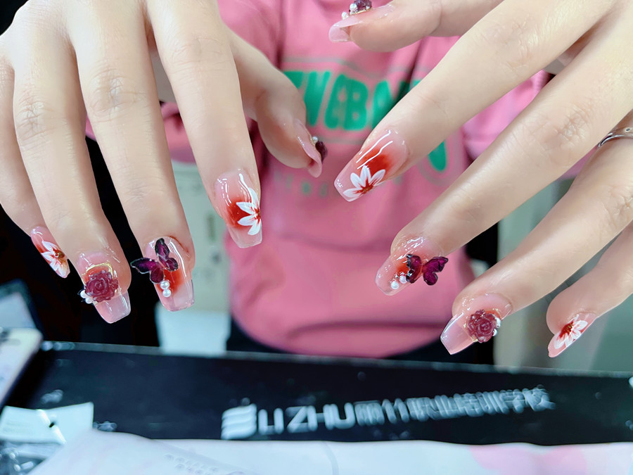 廣西美甲美睫：如何選擇適合自己的指甲形狀？