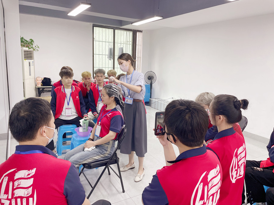 中式洗頭流程，南寧學(xué)洗頭的學(xué)校實(shí)訓(xùn)課堂