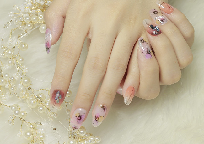 韓式花朵美甲，南寧美甲學(xué)習(xí)中心推薦