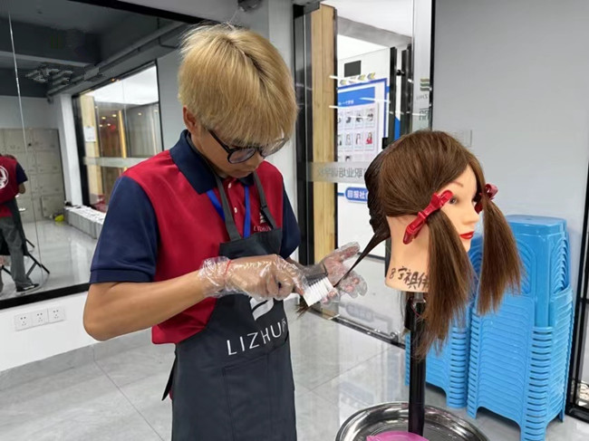 如何進(jìn)行染發(fā)？南寧燙染實(shí)訓(xùn)課堂