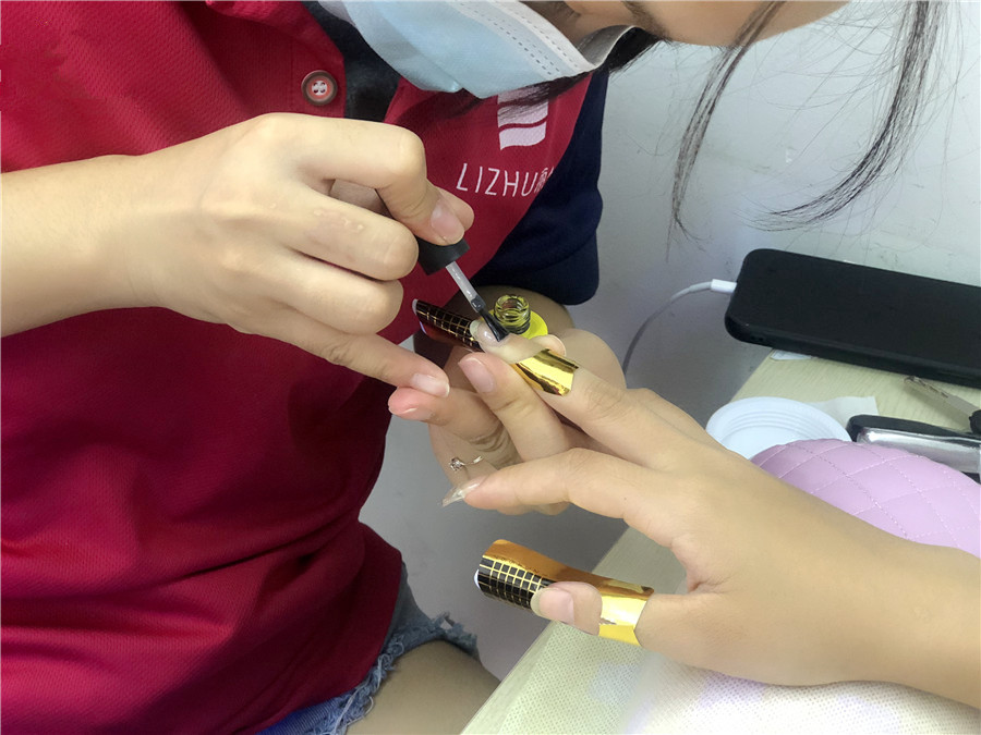 貼甲片和延長甲的區(qū)別，南寧美甲師培訓課程