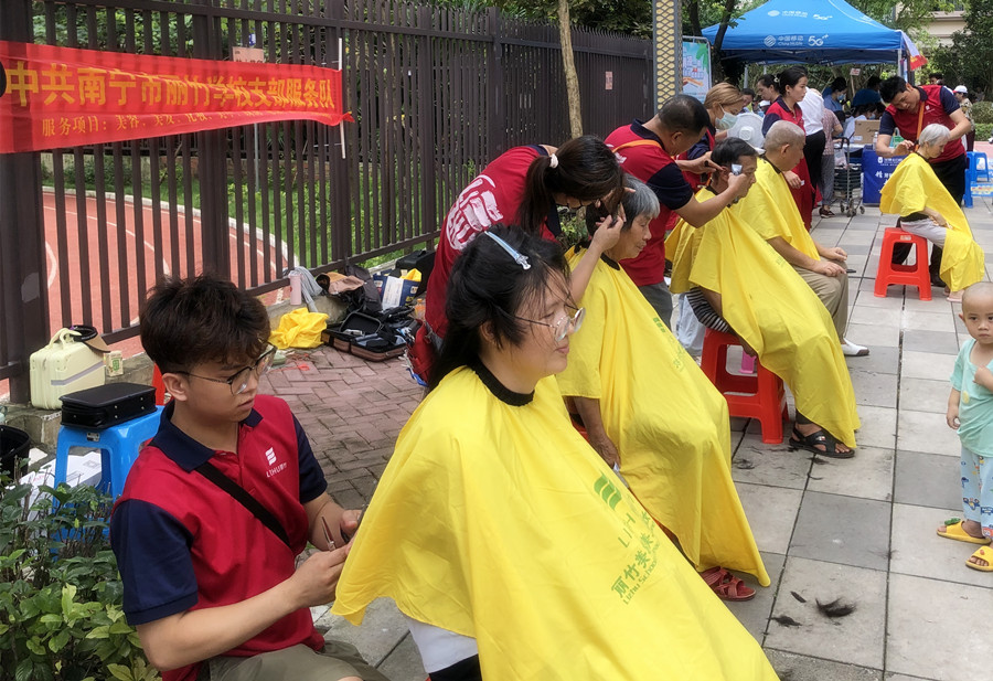 南寧培訓(xùn)美發(fā)社會(huì)實(shí)踐，為公園溪府小區(qū)居民免費(fèi)理發(fā)