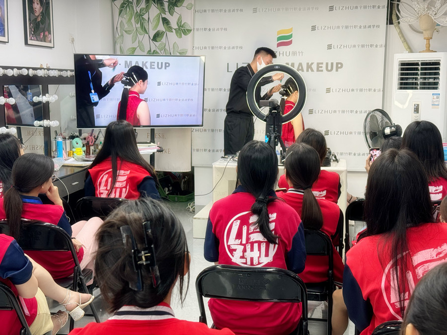 剪紙國風(fēng)造型課堂，廣西專業(yè)彩妝學(xué)校