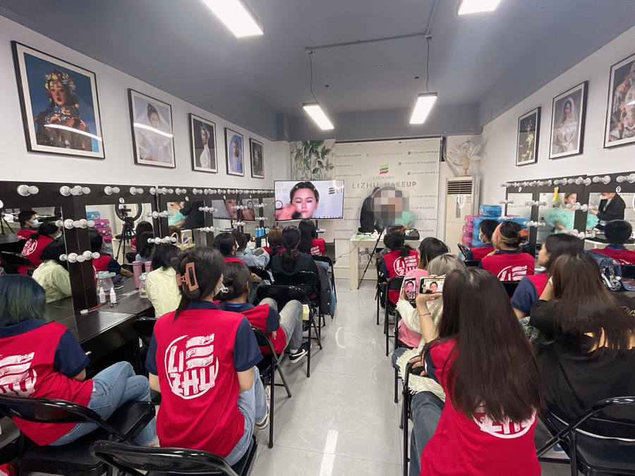 節(jié)目盛典主持人妝容特點，南寧彩妝學習