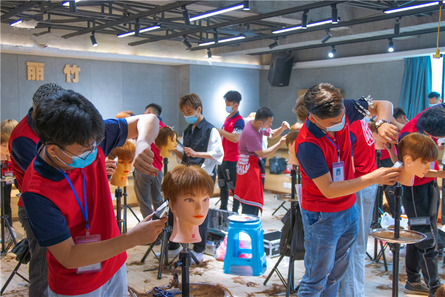 廣西哪里可以學美發(fā)快剪？麗竹學校歡迎你