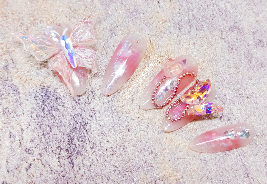 蝴蝶飾品美甲，廣西美甲技術(shù)職業(yè)作品分享