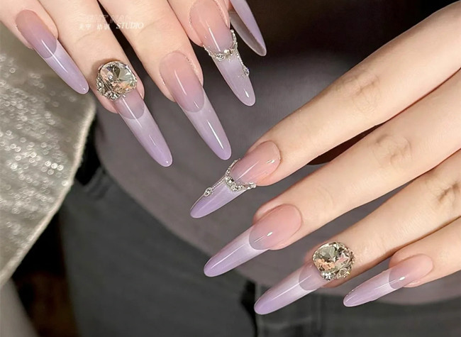 紫色顯白美甲，南寧美甲造型培訓學校分享