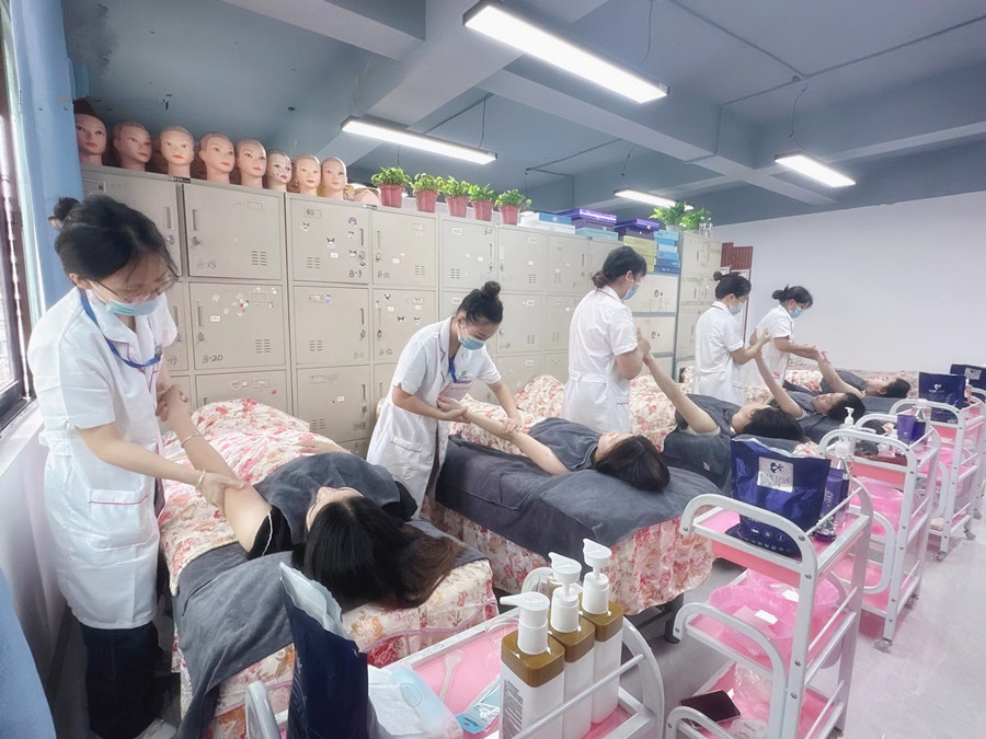 為什么要進行手部護理？南寧美容職業(yè)培訓學校解答