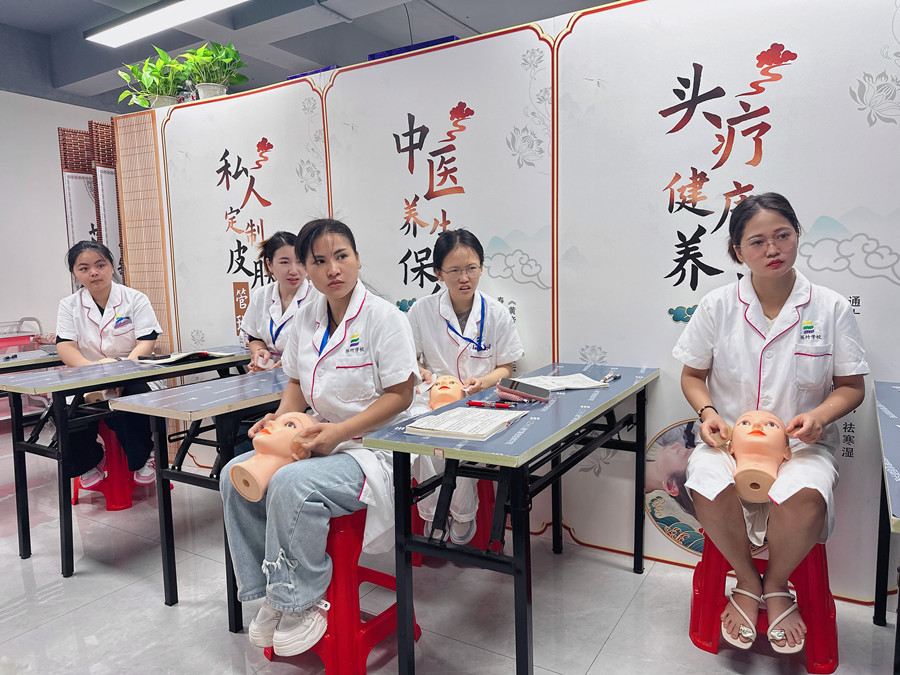 假頭模面部美容教學(xué)，南寧美容培訓(xùn)被認(rèn)可