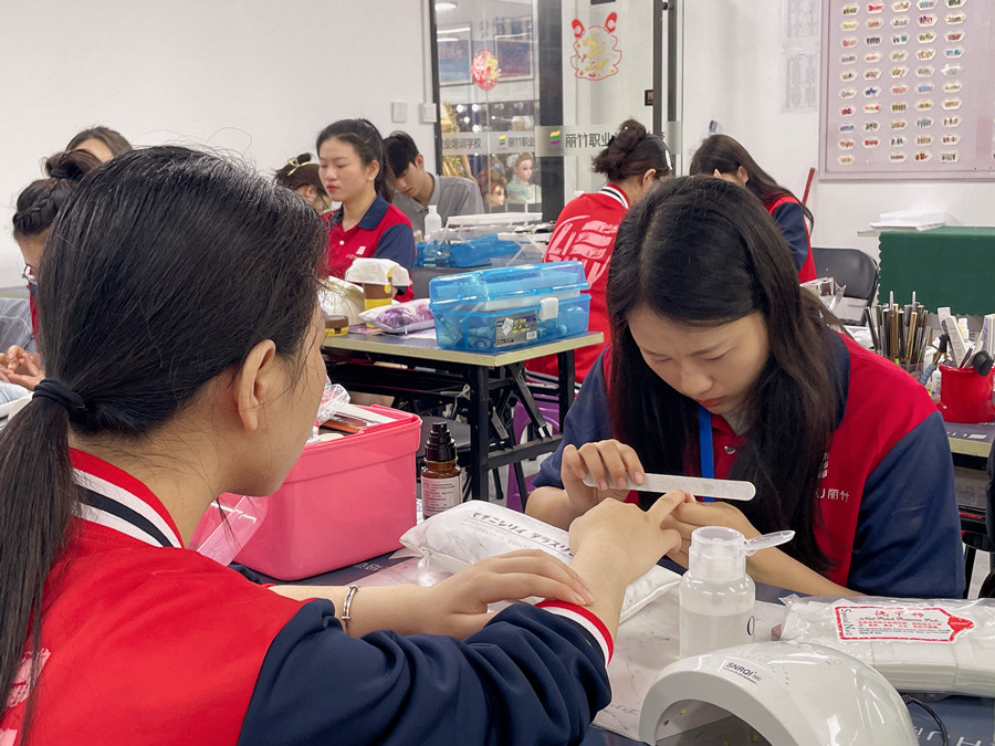 如何成為高價美甲師？廣西學美甲哪里時尚？