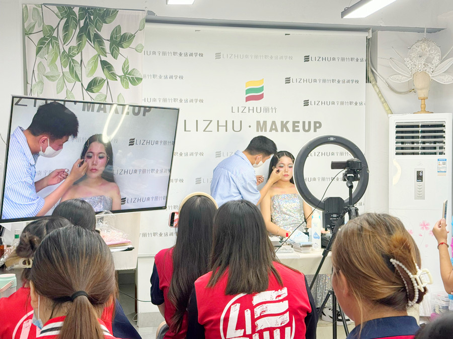 學(xué)人魚公主造型手法示范，了解南寧化妝學(xué)校怎么招生？