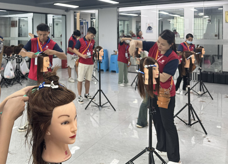 什么是挑剪？廣西美發(fā)剪發(fā)理發(fā)學(xué)校課堂講解