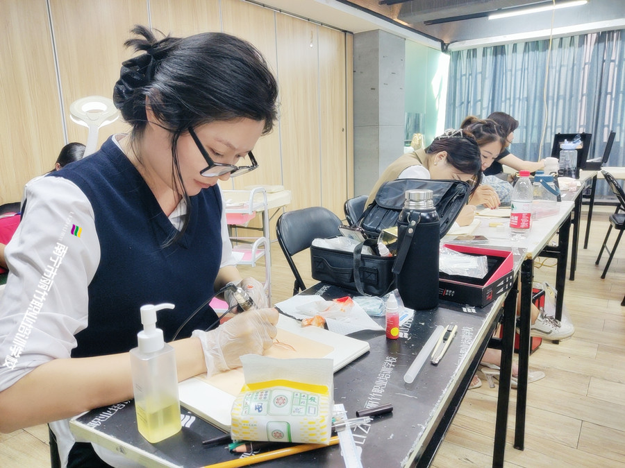 廣西正規(guī)紋繡學校排行：紋繡設計關(guān)鍵點解析