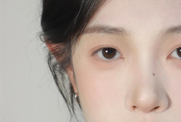 素顏女高妝容教程，南寧化妝培訓名校手把手教學