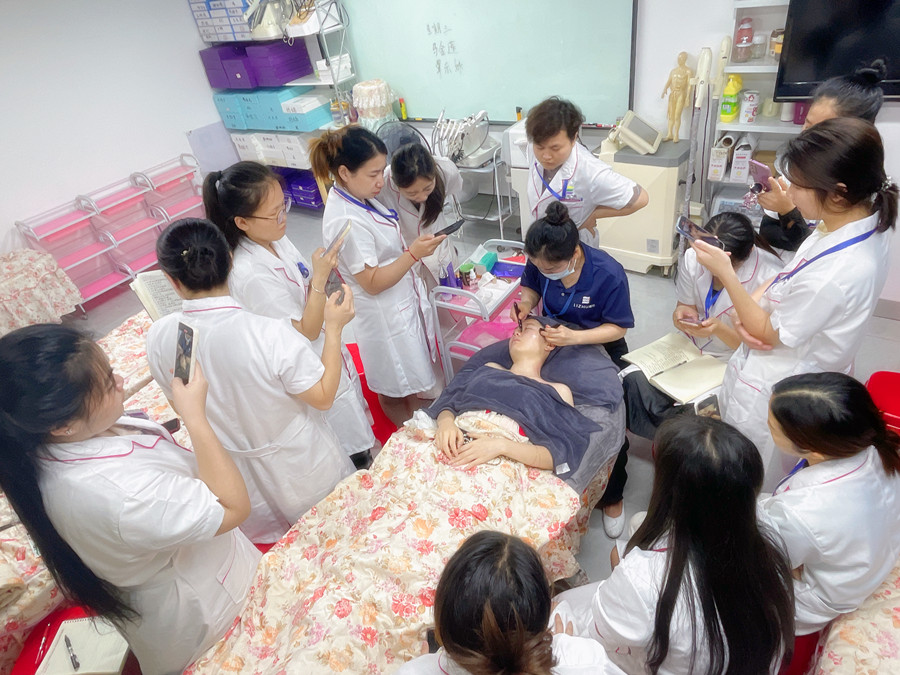 南寧美容專業(yè)教學(xué)：如何進(jìn)行眼部護(hù)理？