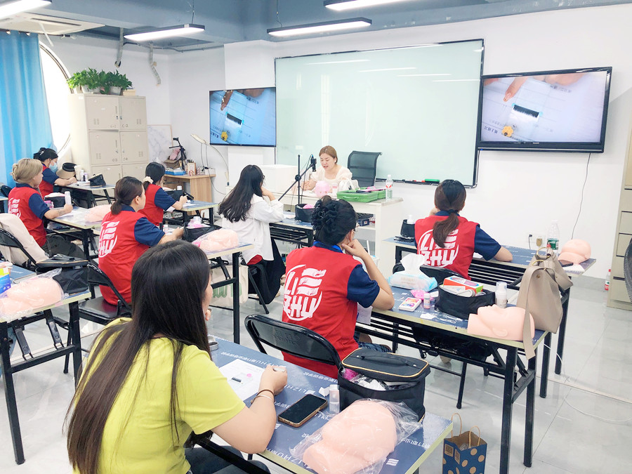南寧美甲美睫職業(yè)學(xué)校開班，學(xué)員爆滿