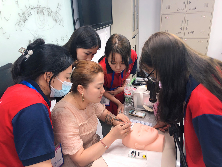 新手為什么都要在仿皮練習(xí)？南寧美睫課堂實(shí)況