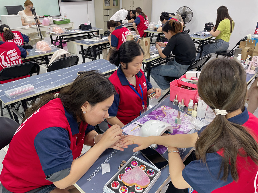 又快又好涂指甲油的技巧，廣西培訓(xùn)美甲基礎(chǔ)教程