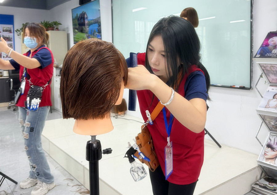 南寧學剪發(fā)女士：不適合發(fā)量少剪的發(fā)型