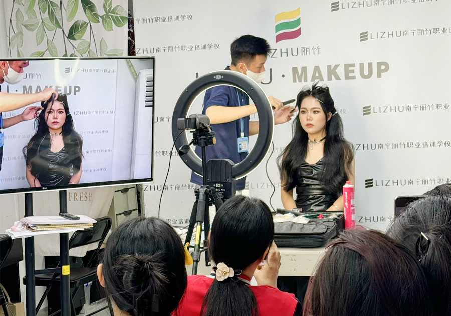 貓系造型課堂手法演示，廣西化妝高彩培訓班課堂