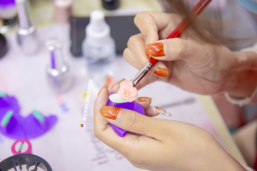 雕花美甲怎么做？廣西美甲進(jìn)修班