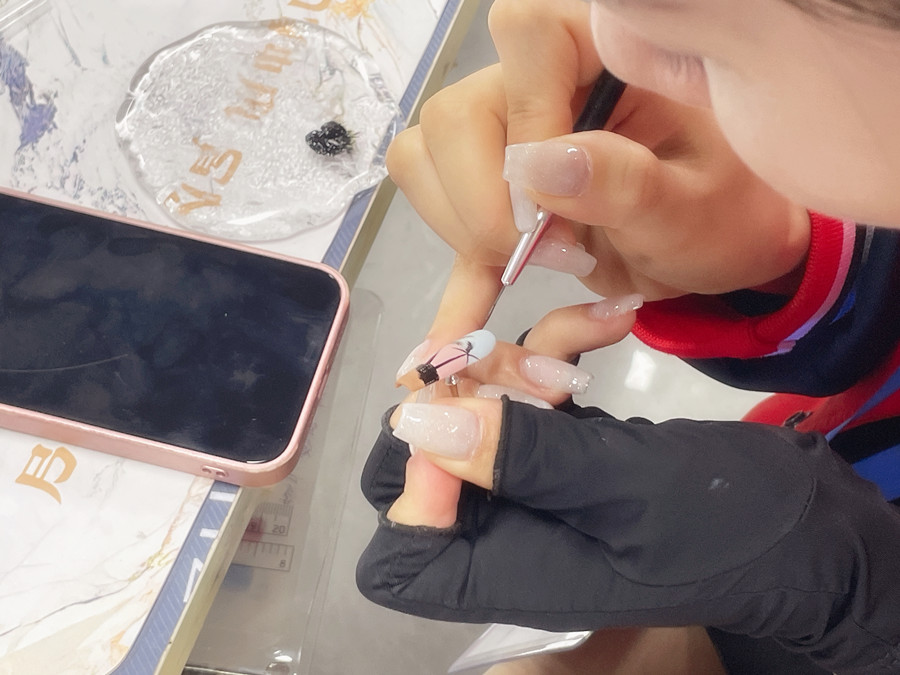 甲片的材質(zhì)和使用時間限制？南寧美甲進修深造培訓