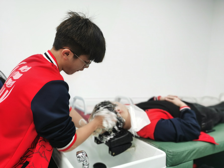 你頭發(fā)掉落的5個(gè)原因，南寧美發(fā)護(hù)發(fā)職校解析