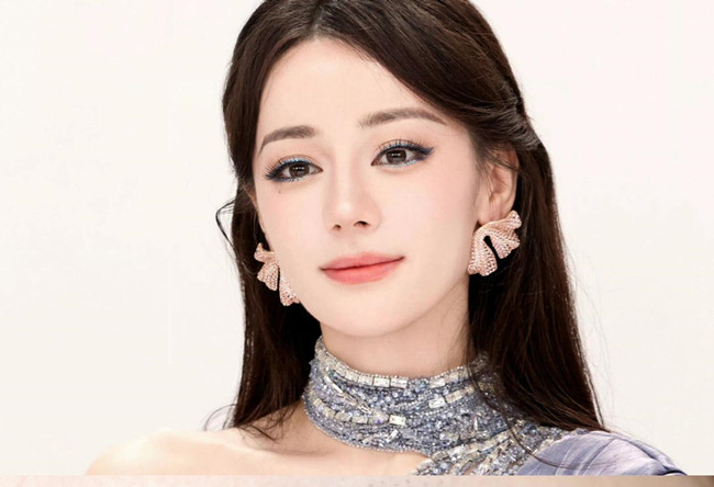 迪麗熱巴仿妝教程，和南寧彩妝高彩培訓(xùn)班一起學(xué)