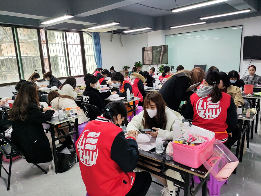 南寧美甲護理培訓(xùn)：為什么你的指甲又脆又薄？