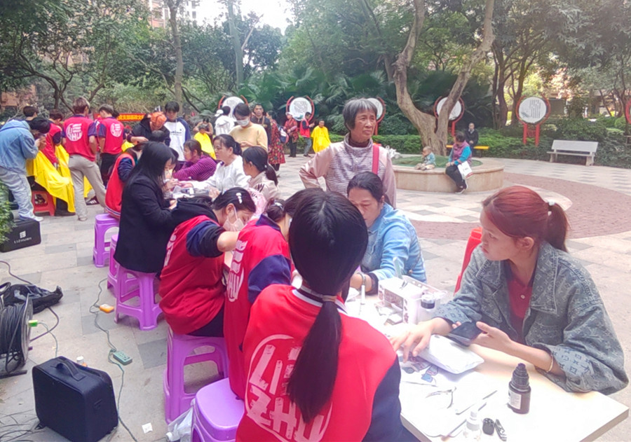 南寧美甲職業(yè)學(xué)校來(lái)到愛(ài)情海小區(qū)，為居民提供免費(fèi)美甲