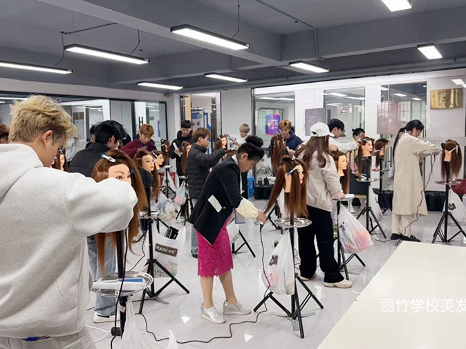 如何拉直發(fā)？南寧燙染培訓零基礎