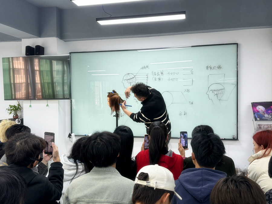 內(nèi)斜手法練習(xí)，廣西美發(fā)女士剪發(fā)培訓(xùn)