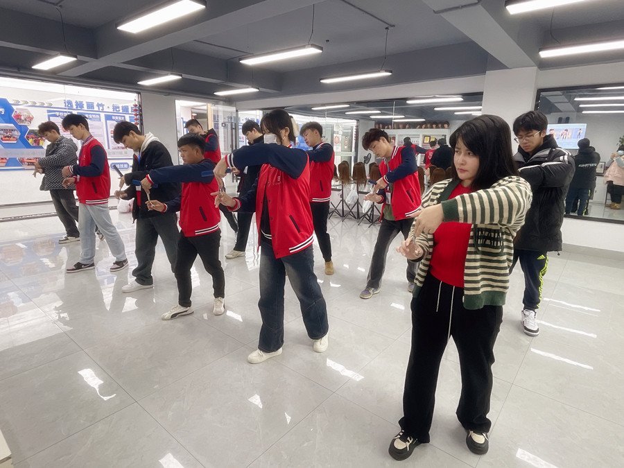 美發(fā)新手如何使用梳子？南寧美發(fā)基礎(chǔ)教學(xué)